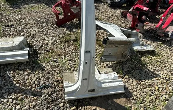 Volkswagen Touran III Pillar (middle) 