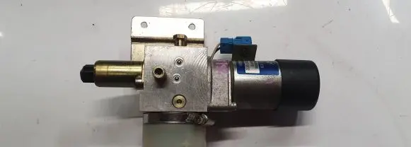 BMW 7 E65 E66 Tailgate hydraulic pump motor 7015009