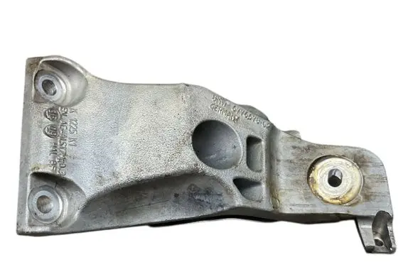 Engine mounting bracket