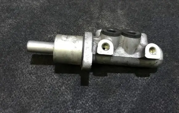 Volkswagen Golf III Master brake cylinder