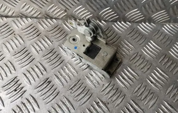 Iveco Daily 3rd gen Sliding door lock 500329770