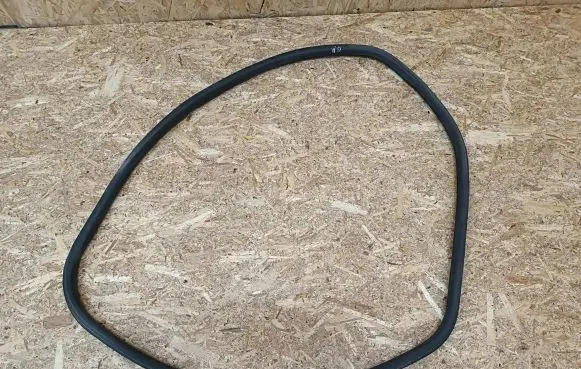 Rear door rubber seal (on body)