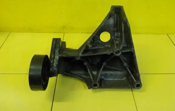 Opel Senator B Engine mounting bracket 90448004