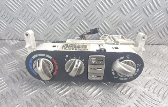 Nissan Almera Tino Climate control unit EE05036701 081101R