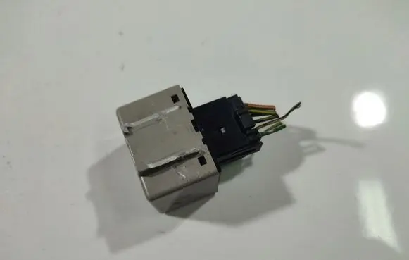 Toyota Avensis T250 Other relay 8198005040