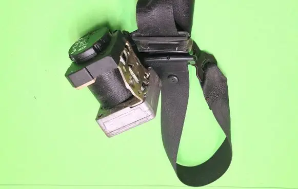 Mercedes-Benz C W203 Front seatbelt 33015930F