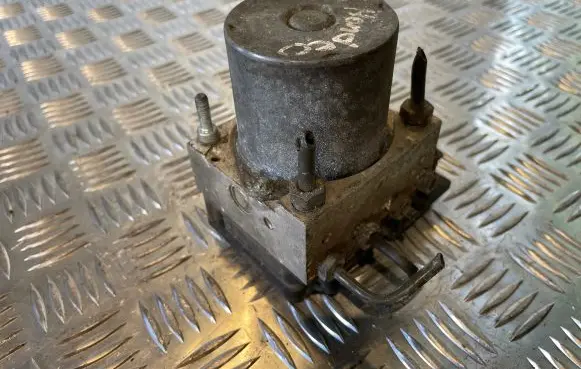 Ford Mondeo Mk III ABS Pump 0265800381 58822N0752
