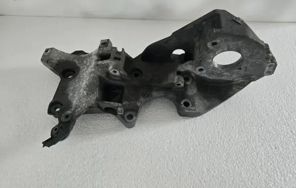 Volkswagen PASSAT B7 Engine mounting bracket 03L903143