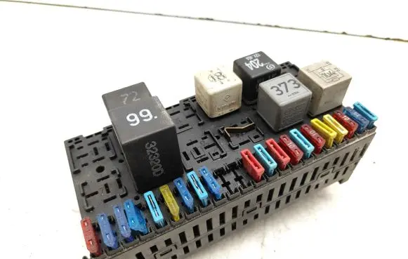Volkswagen Golf III Fuse module 357937039