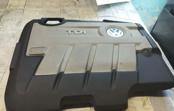 Volkswagen PASSAT B6 Engine cover (trim) 03L103925