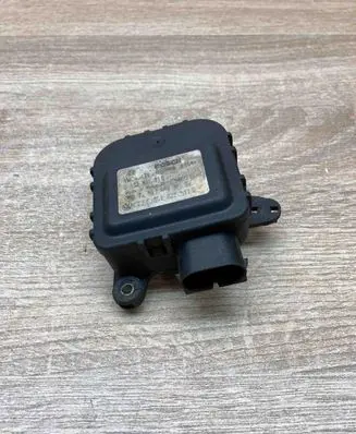 Volkswagen PASSAT B5 Air flap motor/actuator 8D1820511B 0132801116