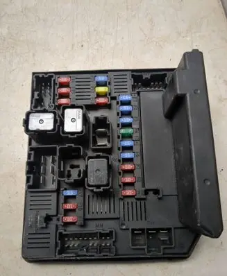 Nissan Qashqai Fuse module 284B7JD00B 519228324 1017240766