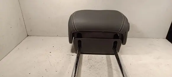 Volkswagen Touareg III Rear seat headrest 