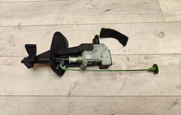 Volvo V70 Fuel tank cap lock motor 86113136