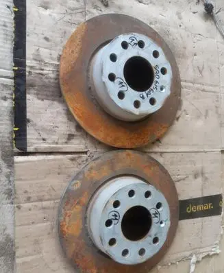 Volkswagen Golf VII Rear brake disc 5Q0615601B