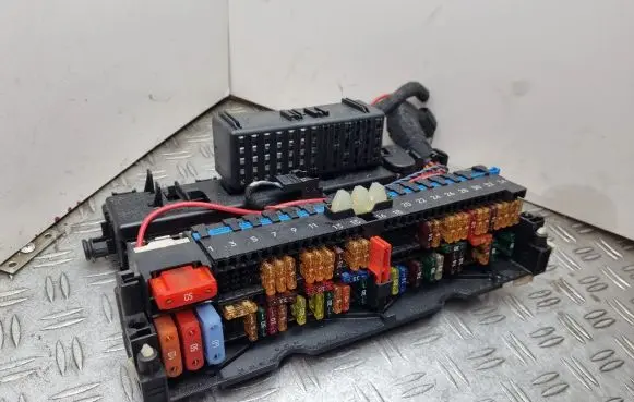 BMW X3 E83 Fuse module 8364542 MR20090225 90211218