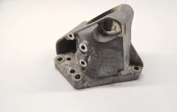 Volvo XC40 Engine mounting bracket 32428049