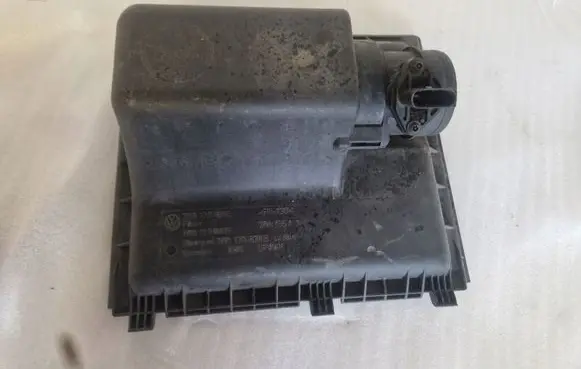 Volkswagen II LT Air filter box cover 2D0129601E