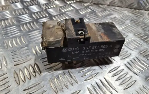 Volkswagen PASSAT B5 Coolant fan relay 898719000 357919506A