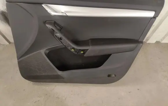 Skoda Octavia Mk3 (5E) Front door card panel trim 0060