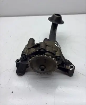 Volkswagen Golf V Oil pump 038115105C