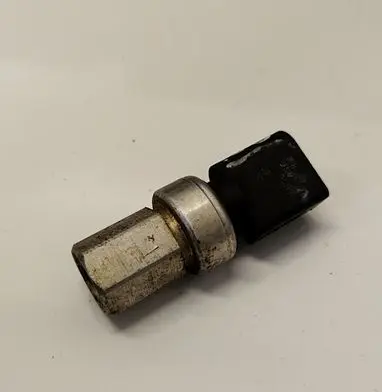 Volkswagen PASSAT B6 Air conditioning (A/C) pressure sensor 1J0959126