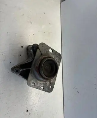 Opel Vivaro Engine mount bracket