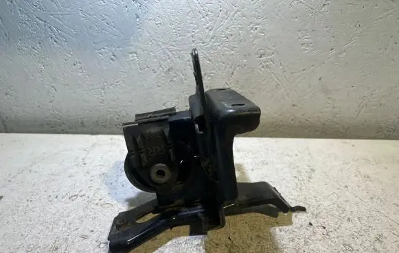 Toyota Yaris Engine mount bracket