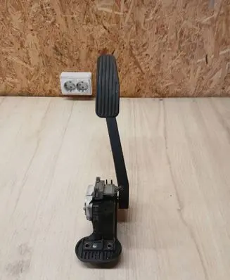 Accelerator throttle pedal
