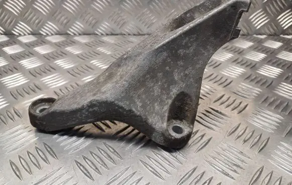 Audi A4 S4 B7 8E 8H Engine mounting bracket 8E0199307S