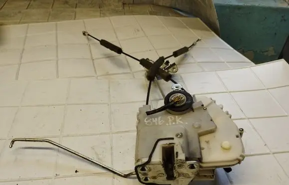 Honda FR-V Front door lock