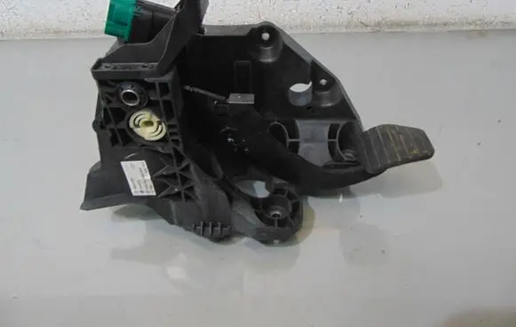 Renault Trafic III (X82) Brake pedal