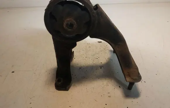 Toyota Avensis T220 Engine mount bracket
