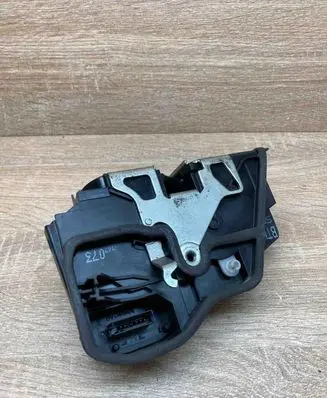 BMW 5 E60 E61 Front door lock 7167073