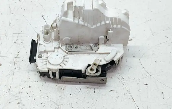 Chrysler Town & Country V Front door lock P04589694AD