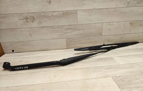 Mitsubishi Outlander Front wiper blade arm 