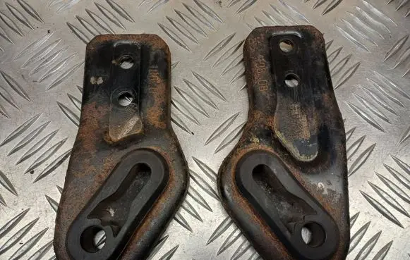 Radiator mount bracket