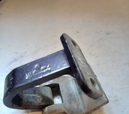 Volkswagen PASSAT B4 Tailgate/trunk/boot hinge 333827301A