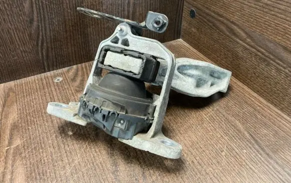 Opel Vivaro Engine mount bracket 112101360R 112841371R
