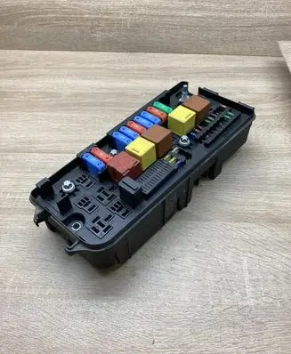 Opel Vectra C Fuse module 13170900