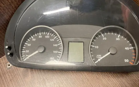 Mercedes-Benz Sprinter W906 Speedometer (instrument cluster) 9069005200