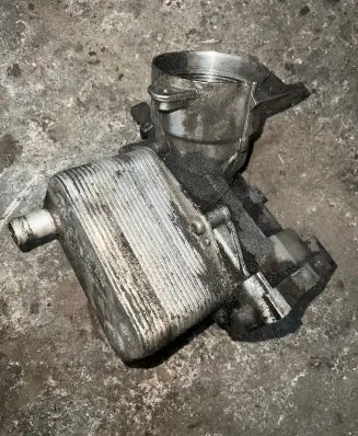 BMW 5 E39 Engine oil radiator 2247204 8792145