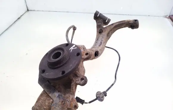 Volkswagen PASSAT B5 Front wheel hub spindle knuckle 8D0407257S