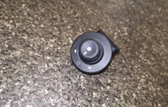 Wing mirror switch