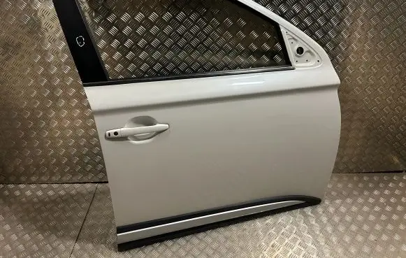 Mitsubishi Outlander Front door