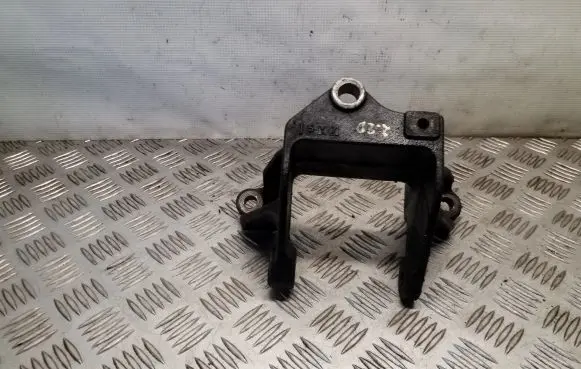 Honda FR-V Engine mounting bracket