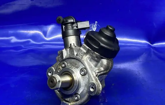 Audi A3 S3 8P Fuel injection high pressure pump 0445010514 03L130755D 04010811