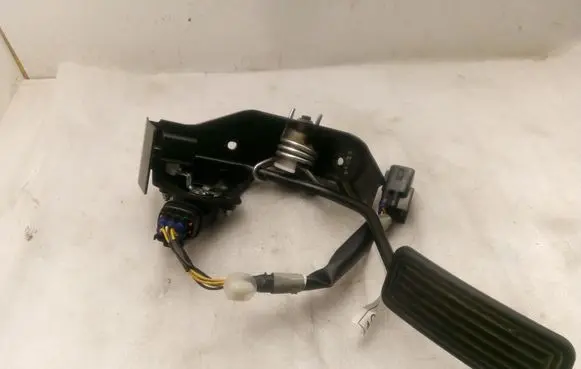 Accelerator throttle pedal