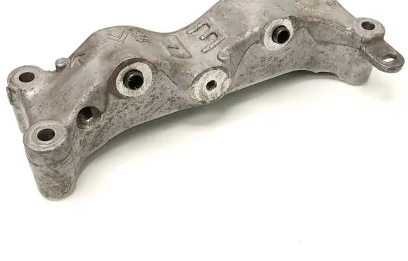 Engine mounting bracket