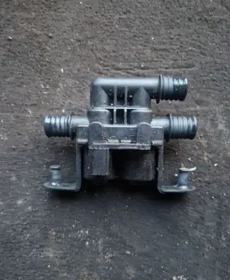 BMW 5 E60 E61 Coolant heater control valve 6931708 050629 1147412181